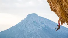 Pendaki asal AS, Sasha DiGiulian saat berusaha memanjat tebing di Pulau Kalymnos, Yunani, 9 November 2017. Wanita 25 tahun ini sebelumnya berhasil menaklukkan puncak Mora Mora di Madagaskar setinggi 700 meter. (Alex Grymanis/Red Bull Content Pool via AP)