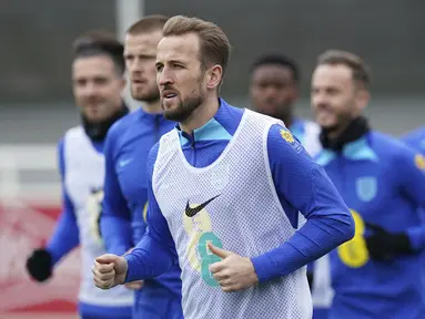 Pemain Timnas Inggris, Harry kane dan rekannya menjalani latihan persiapan menjelang laga Kualifikasi Euro 2024 melawan Italia yang berlangsung di St George's Park, Burton-on-Trent, Inggris, 21 Maret 2023. The Three Lions dijadwalkan akan bertandang ke Italia  pada Sabtu (25/03/2023) dini hari WIB di Stadion Diego Armando Maradona, Napoli. (AP Photo/PA/Nick Potts)