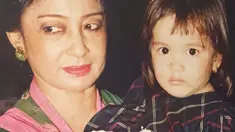 Saat berusia 2 tahun, Nia Ramadhani kecil yang digendong sang ibunda tampak begitu menggemaskan. Bahkan istri Ardi Bakrie saat masih kecil ini disebut netizen begitu mirip dengan anak sulungnya, Mikhayla. (Liputan6.com/IG/@ramadhaniabakrie)