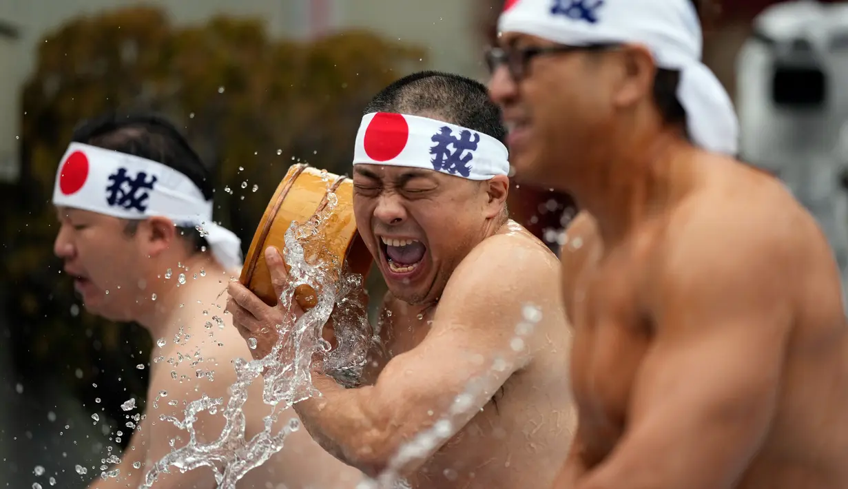 <p>Jemaat yang setengah telanjang menyiram dirinya dengan air dingin saat ritual ketahanan dingin di Kuil Shinto Kanda Myojin, Tokyo, Jepang, Sabtu (14/1/2023). Dalam ritual yang berlangsung selama dua hari dan menjadi bagian dari festival Shinto itu peserta menuangkan air dingin ke tubuh karena diyakini dapat menyucikan jiwa mereka. (AP Photo/Hiro Komae)</p>