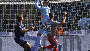 Kiper Cremonese, Emil Audero Mulyadi menggapai bola di udara dalam laga pekan keempat Serie A 2025/2026 melawan Parma, Minggu (21/9/2025). (Dok. Serie A).