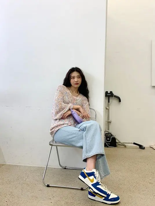 Long sleeve knit top, denim pants, dan sneakers bisa jadi inspirasi outfit saat pergi hangout bareng teman, nih! (Instagram_imyour_joy).