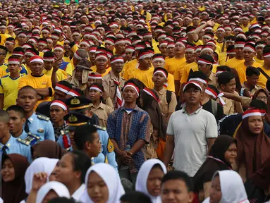 Ratusan peserta dari dari berbagai unsur mengenakan ikat kepala merah putih saat menghadiri acara Nusantara Bersatu di Monas, Jakarta, Rabu (30/11).  Acara tersebut digelar dalam rangka memperkokoh rasa persatuan dan kesatuan. (Liputan6.com/Johan Tallo)