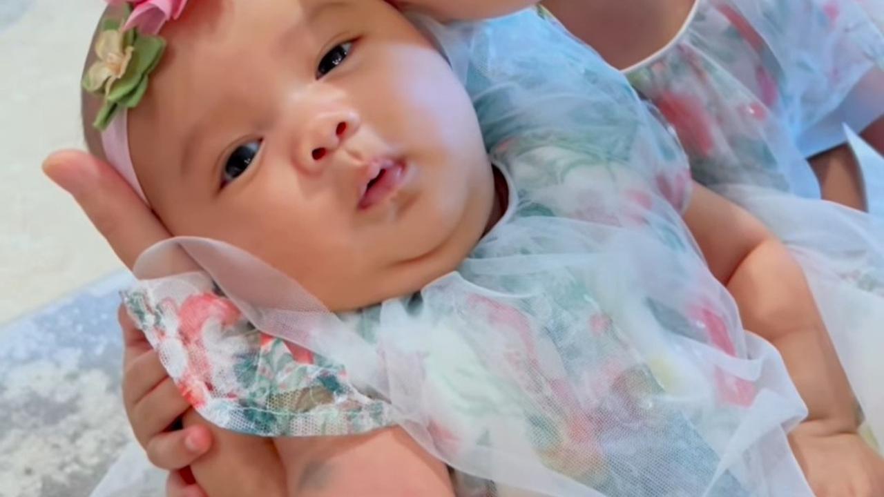 Lucu! Foto-foto Ameena saat Belajar Gendong Baby Azura, Netizen 'Tolong ini Gemes Banget