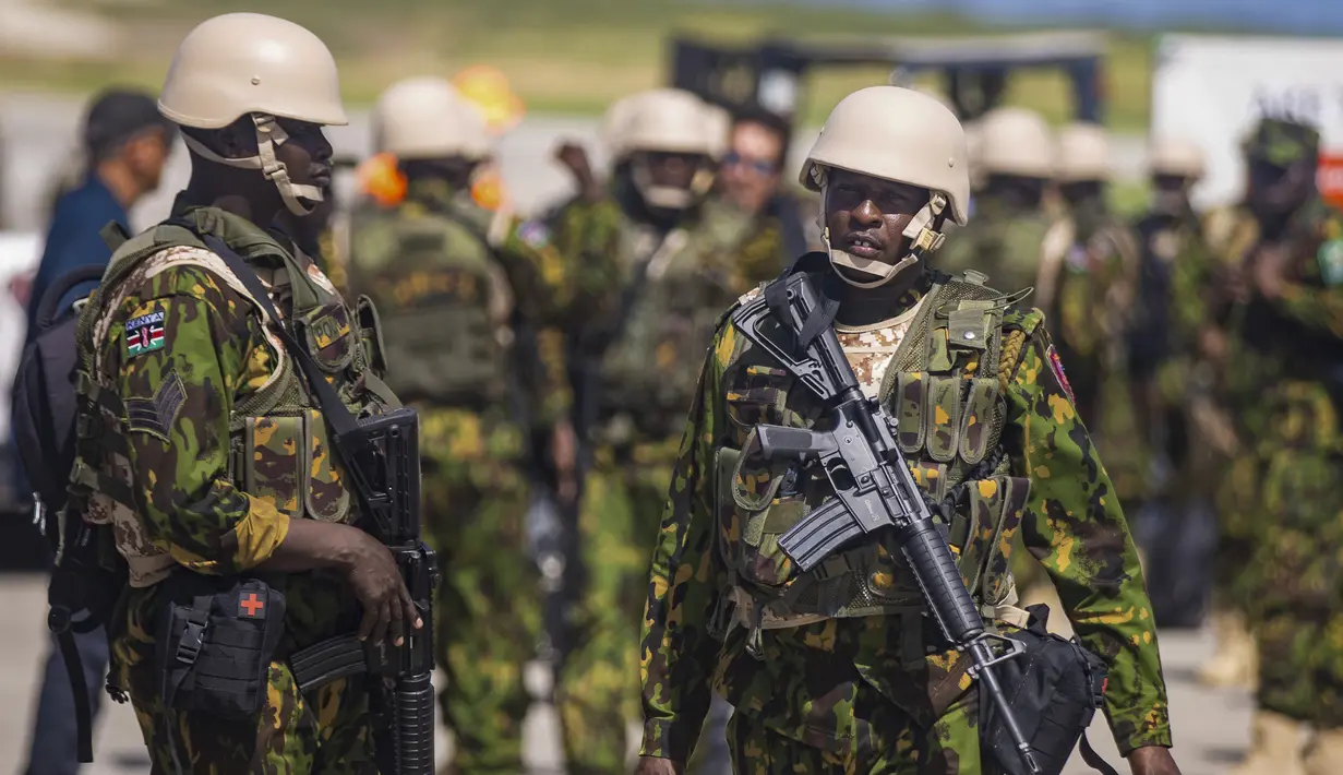 Kedatangan polisi Kenya itu merupakan intervensi militer asing besar-besaran keempat di Haiti. (AP Photo/Marckinson Pierre)