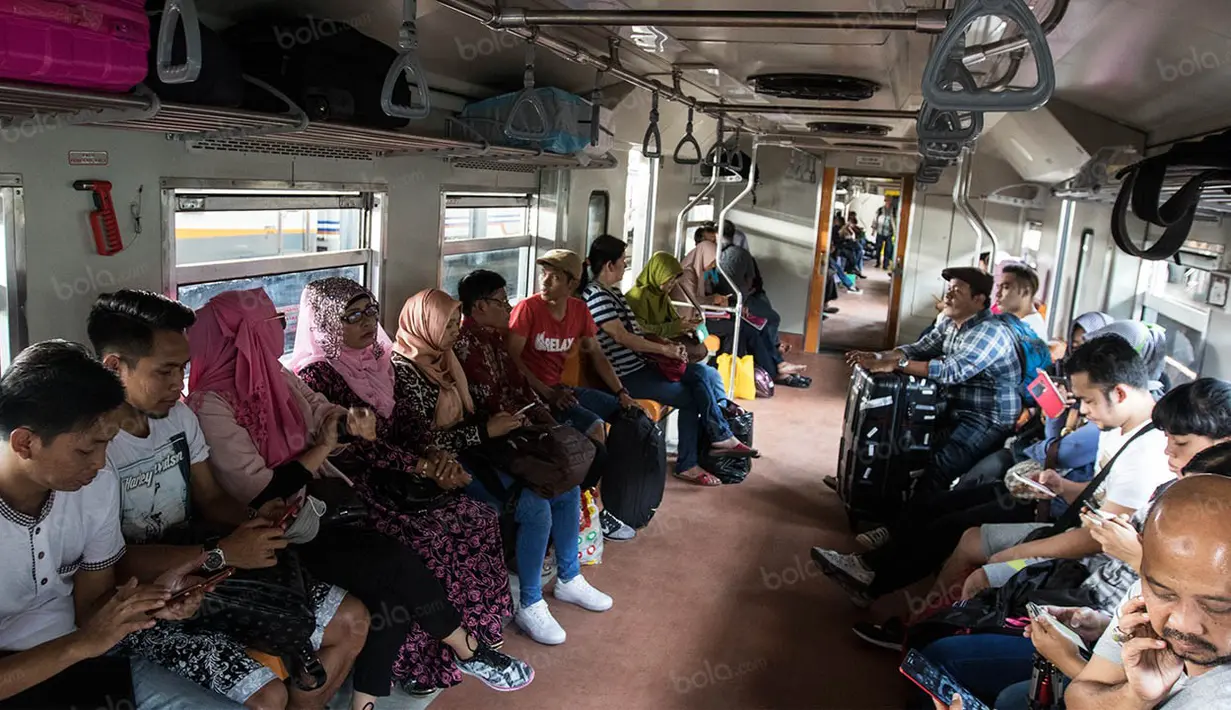 Suasana kereta yang nyaman membuat Andik Vermansah bersama keluarga menikmati perjalanan kurang lebih satu jam dari Solo menuju Yogyakarta. (Bola.com/Vitalis Yogi Trisna)
