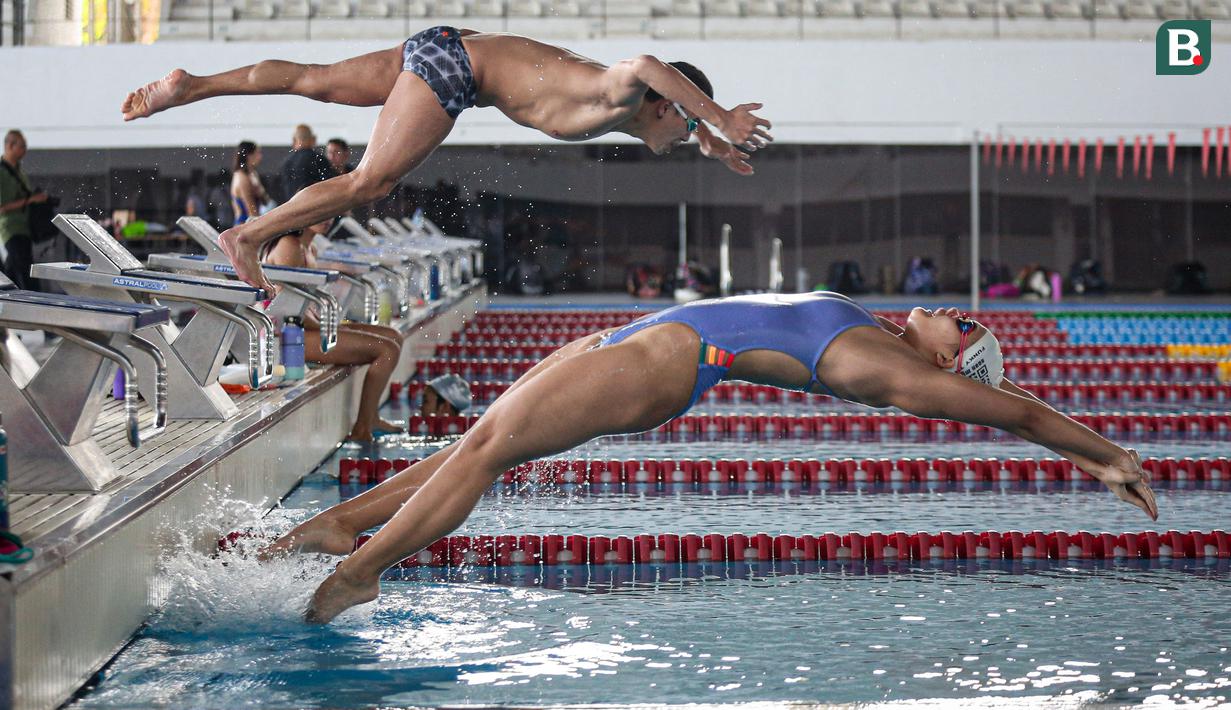 <p>Atlet renang Indonesia, Flairene Candrea (bawah) dan rekannya berlatih saat Pelatnas untuk SEA Games 2023 di Stadion Akuatik GBK, Senayan, Jakarta, Rabu (05/04/2023). Indonesia akan mengikuti perhelatan olahraga terbesar Asia Tenggara tersebut pada 5 hingga 17 Mei 2023 di Kamboja. (Bola.com/Bagaskara Lazuardi)</p>