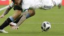Pemain Rusia, Fyodor Smolov (kanan) jatuh saat berebut bola dengan pemain Uruguay, Sebastian Coates pada laga grup A Piala Dunia 2018 di Samara Arena, Samara, Rusia, (25/6/2018). Uruguay menang 3-0. (AP/Gregorio Borgia)