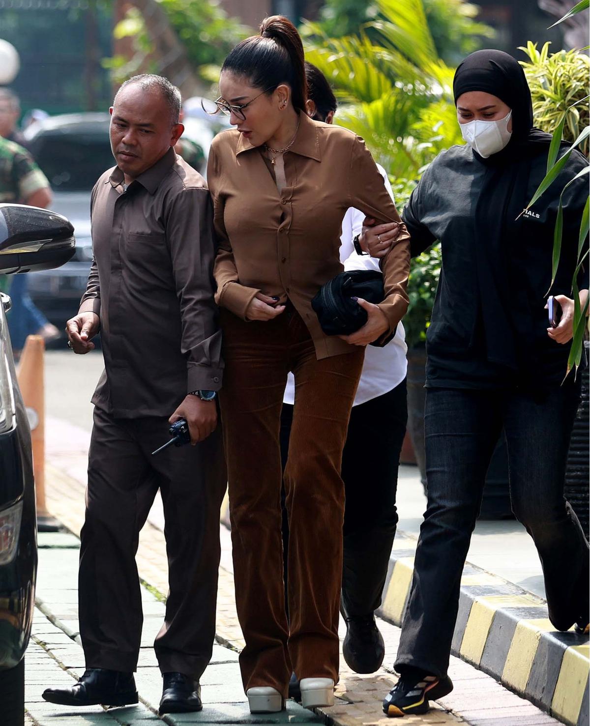 FOTO: Nikita dan Asistennya Mail Diserahkan ke Kejari Jakarta Selatan