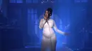 Saat membawakan lagu Be Careful, para penggemar pun dikagetkan dengan perut Cardi B. (BrooklynVegan)