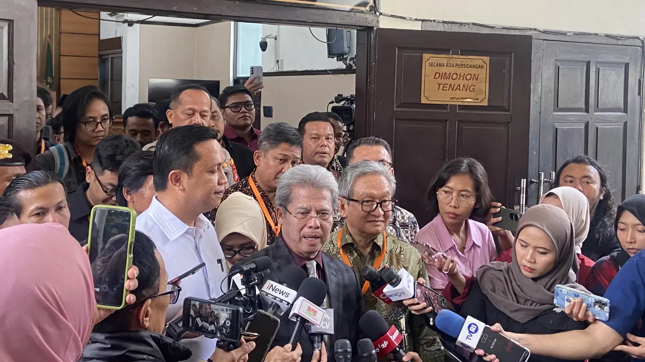 Pengacara Senior Todung Mulya Lubis di Pengadilan Negeri Jakarta Selatan, Selasa (21/1/2025) (Liputan6.com/Muhammad Radityo Priyasmoro)