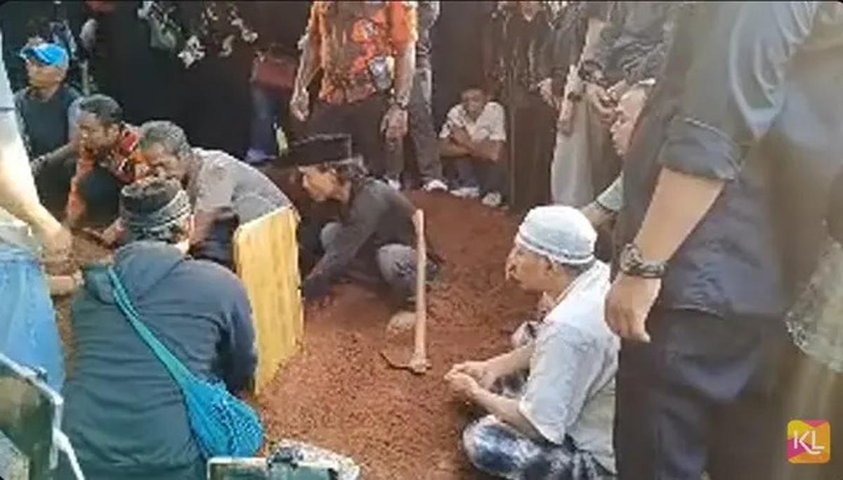 10 Potret Suasana Pemakaman Mpok Alpa, Diiringi Tangis Keluarga dan Sahabat