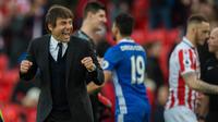 Pelatih Chelsea, Antonio Conte, tampak gembira usai tim asuhanya berhasil mengalahkan Stoke City. Dengan hasil tersebut Chelsea kian kokoh di puncak klasemen dengan mengoleksi 69 poin dari 28 pertandingan. (EPA/Peter Powell)
