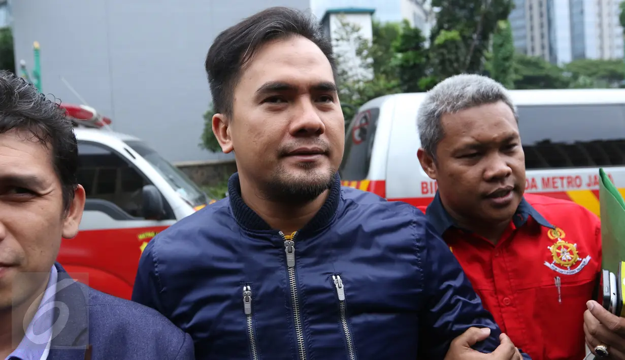 Pedangdut Saipul Jamil tiba di gedung Kedokteran dan kesehatan Polda Metro Jaya  ,Jakarta, Sabtu (20/2). Kedatangan Saipul Jamil untuk menjalani pemeriksaan kesehatan. (Liputan6.com/Herman Zakharia)