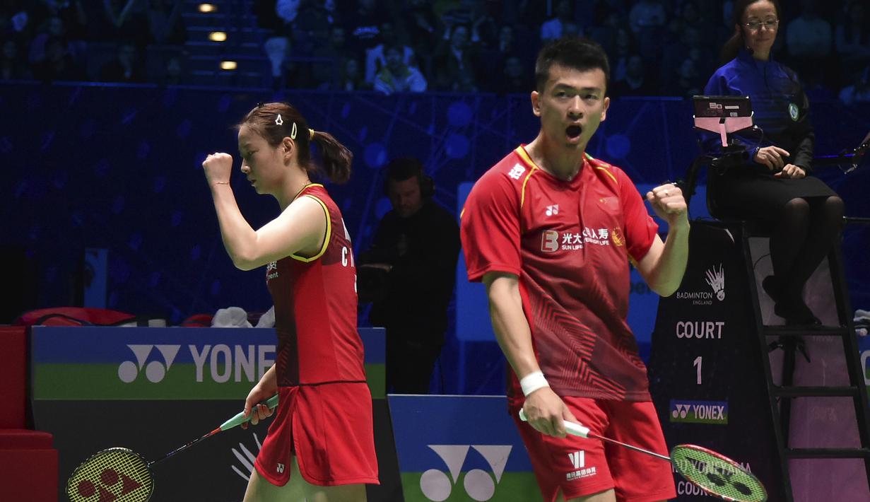 Selebrasi ganda Campuran China, Zheng Si Wei/Huang Ya Qiong usai mendapakan poin saat menghadapi pasangan Indonesia, Rehan Naufal Kusharjanto/Lisa Ayu Kusumawati pada laga semifinal All England 2023 di Utilita Arena, Birmingham, Inggris, Sabtu (18/3/2023) malam WIB. Zheng Si Wei/Huang Ya Qiong menang rubber game 21-17, 13-21 dan 21-13. (AP Photo/Rui Vieira)