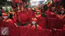 Peserta mengenakan busana serba merah saat mengikuti karnaval pembukaan Hari Tari Dunia di kampus ISI Surakarta, Kamis (28/4). Sejumlah penari akan berpartisipasi menari selama 24 jam. (Liputan6.com/Boy Harjanto)