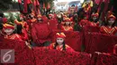 Peserta mengenakan busana serba merah saat mengikuti karnaval pembukaan Hari Tari Dunia di kampus ISI Surakarta, Kamis (28/4). Sejumlah penari akan berpartisipasi menari selama 24 jam. (Liputan6.com/Boy Harjanto)
