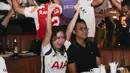 Selebrasi seorang penggemar wanita Tottenham Hotspur saat tim kesayangannya mencetak gol ke gawang Arsenal dalam acara nonton bareng Roaring Night Liga Inggris 2023/2024 di Treehaus Kemang, Minggu (28/4/2024) malam WIB yang digelar komunitas penggemar Tottenham Hotspur, IndoSpurs Jakarta. (Bola.com/Abdul Aziz)