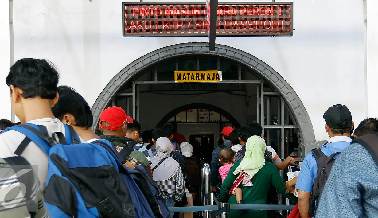 Antrian pemudik di depan pintu masuk kereta api, Jakarta, Rabu (23/9/2015). Jelang hari raya Idul Adha yang jatuh pada Kamis (24/9/2015), Stasiun Pasar Senen dipadati penumpang yang akan mudik ke kampung halaman mereka. (Liputan6.com/Yoppy Renato)