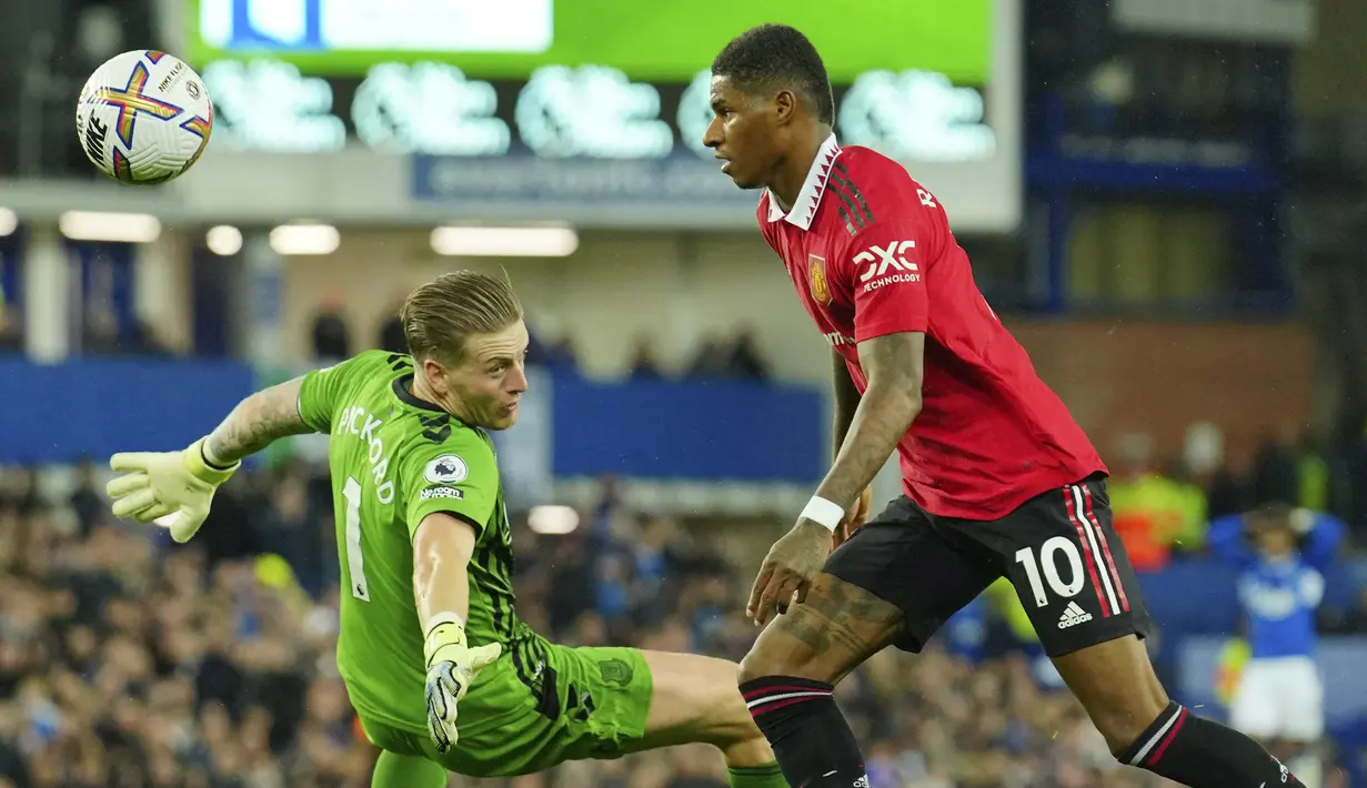Gawang Pickford juga sempat di bobol Marcus Rashford pada menit ke-80. Untungnya, wasit tidak mengesahkan gol tersebut karena VAR menyatakan bahwa Rashford melakukan handball dalam prosesnya. (AP Photo/Jon Super)