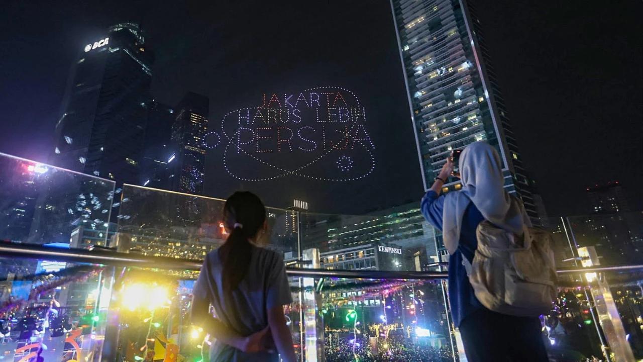 FOTO: Pertunjukan Drone Warnai Malam Tahun Baru 2026 di Bundaran HI Jakarta