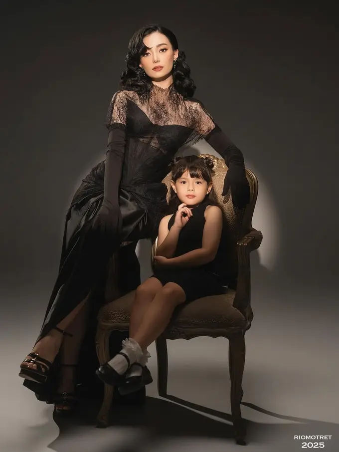 Gaya Manglingi Asmirandah Pakai Lace Dress, Tampil Kompak Bersama Sang Putri di Pemotretan