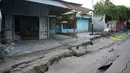 Kondisi jalanan yang retak setelah gempa bumi dan tsunami yang kuat melanda Kota Palu di Sulawesi Tengah, Sabtu (29/9). Dampak dari bencana tersebut melulunlantakkan bangunan dan mengakibatkan ratusan jiwa meninggal dunia. (AFP/Bay ISMOYO)