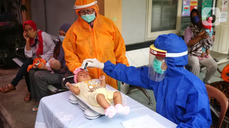 FOTO: Berikan Imunisasi, Bidan di Tangerang Kenakan APD Lengkap