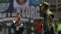 Pelatih Persib Bandung, Djajang Nurjaman memberikan semangat kepada timnya saat melawan PS TNI pada laga Torabika SC 2016 di Stadion Pakansari, Bogor, Minggu (21/8/2016). (Bola.com/Nicklas Hanoatubun)