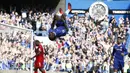 Usai cetak gol Victor Moses melakukan salto pada lanjuta premier League antara Chelsea melawan Leicester City di   Stamford Bridge, London, (15/10/2016).  (AFP/Adrian Dennis)