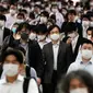 Sebuah lorong stasiun dipenuhi oleh para penumpang yang menggunakan masker selama jam sibuk di Tokyo, Selasa (26/5/2020). Perdana Menteri Jepang Shinzo Abe mencabut keadaan darurat pandemi virus corona di Tokyo dan empat wilayah lainnya pada Senin (25/5). (AP Photo/Eugene Hoshiko)