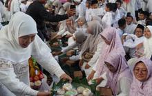 Khofifah Bagikan Apem Saat Tradisi Megengan Ramadhan di Masjid Al-Akbar, Sambut Bulan Suci Penuh Berkah