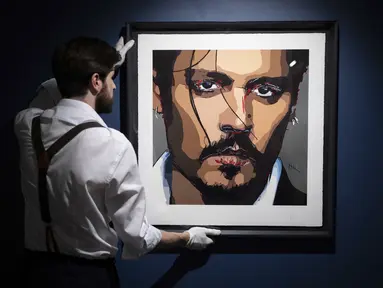 Potret diri aktor Johnny Depp ditampilkan di galeri Castle Fine Art pada Kamis, 20 Juli 2023 di London. (Scott Garfitt/Invision/AP)