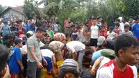 KA Muatan CPO Anjlok, Warga Berebut Tumpahan Minyak
