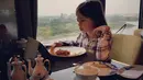 Seperti di foto ini, anak Wulan dan Adilla Dimitri ini tampak sedang menikmati santapan mewah di sebuah restoran yang ada di kapal tersebut. Duduk di pinggir jendela, sambil menikmati hamparan laut yang luas. (Instagram/wulanguritno)
