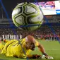 Kiper AC Milan, Pepe Reina melihat bola yang dilesakkan oleh gelandang Manchester United Ander Herrera saat adu penalti dalam International Champions Cup (ICC) 2018 di Carson, California, Amerika Serikat, Rabu (25/7). (AP Photo/Mark J. Terrill)