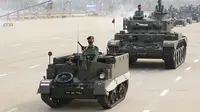 Kendaraan militer berparade pada Hari Angkatan Bersenjata di Naypyitaw, Myanmar, Sabtu (27/3/2021).  Kegiatan ini mereka gelar di tengah protes massa melawan kudeta. (AP Photo)