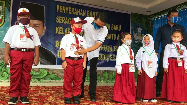 Pemerintah Kota (Pemko) Batam menyerahkan seragam gratis untuk 12.467 peserta didik baru tingkat SD se-Kota Batam. (Foto: Liputan6.com/Ajang Nurdin)