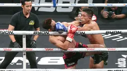Petarung Indonesia, Edwin, berhasil melayangkan jab keras ke arah Azwan pada laga Byon Combat Showbiz 8 di Tennis Indoor Senayan, Jakarta, Sabtu (29/8/2026). (KLY/Budy Santoso)