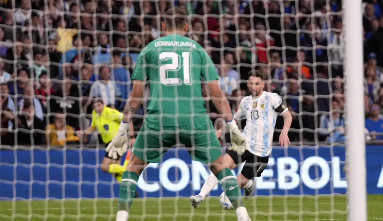 Pemain Argentina Lionel Messi mencoba mencetak gol ke gawang Italia pada pertandingan sepak bola Finalissima di Stadion Wembley, London, Inggris, 1 Juni 2022. Argentina menang 3-0. (AP photo/Frank Augstein)