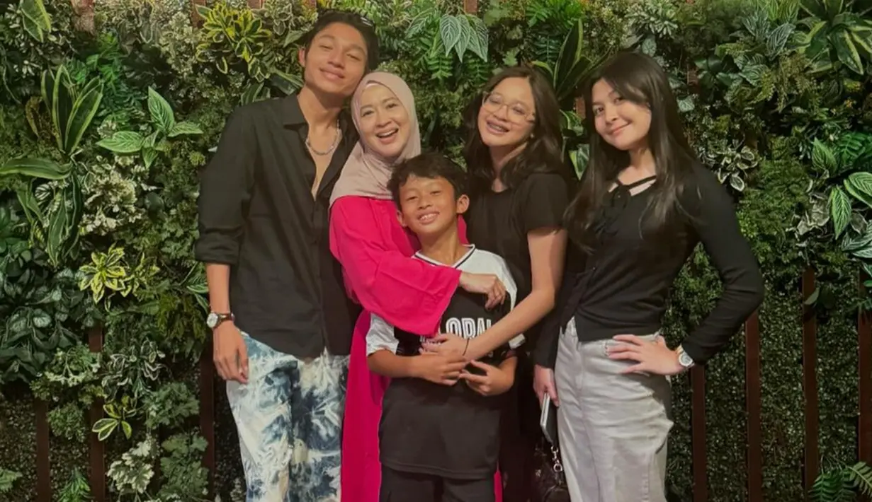 Dalam momen ini, Okie tampak mengenakan baju berwarna merah muda cerah dan dipadukan dengan hijab cokelat. Sedangkan keempat anaknya terlihat kompak, dengan baju bernuansa hitam. Meski menjadi single mom, Okie justru terlihat semakin bahagia. (Liputan6.com/IG/@okieagustina_)