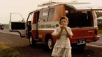 Melalui akun Instagram pribadinya, Tamara Bleszynski kerap membuat warganet terpana lewat unggahannya yang memperlihatkan paras cantiknya di waktu kecil. Seperti momen saat Tamara sedang berfoto di belakang mobil Bukit Indah Puncak, Bogor. (Liputan6.com/IG/ tamarableszynskiofficial)