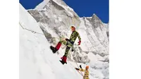 Dan Fredinburg mendaki Gunung Everest bersama tiga karyawan Google lainnya.