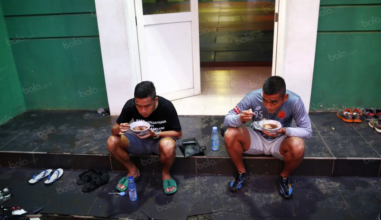 Usai laga uji coba, Rafi Murdianto (kanan) dan Erwin Ramdani menikmati bakso di Lapangan Mako Kostrad, Cilodong, Depok, Rabu (13/4/2016). (Bola.com/Nicklas Hanoatubun)