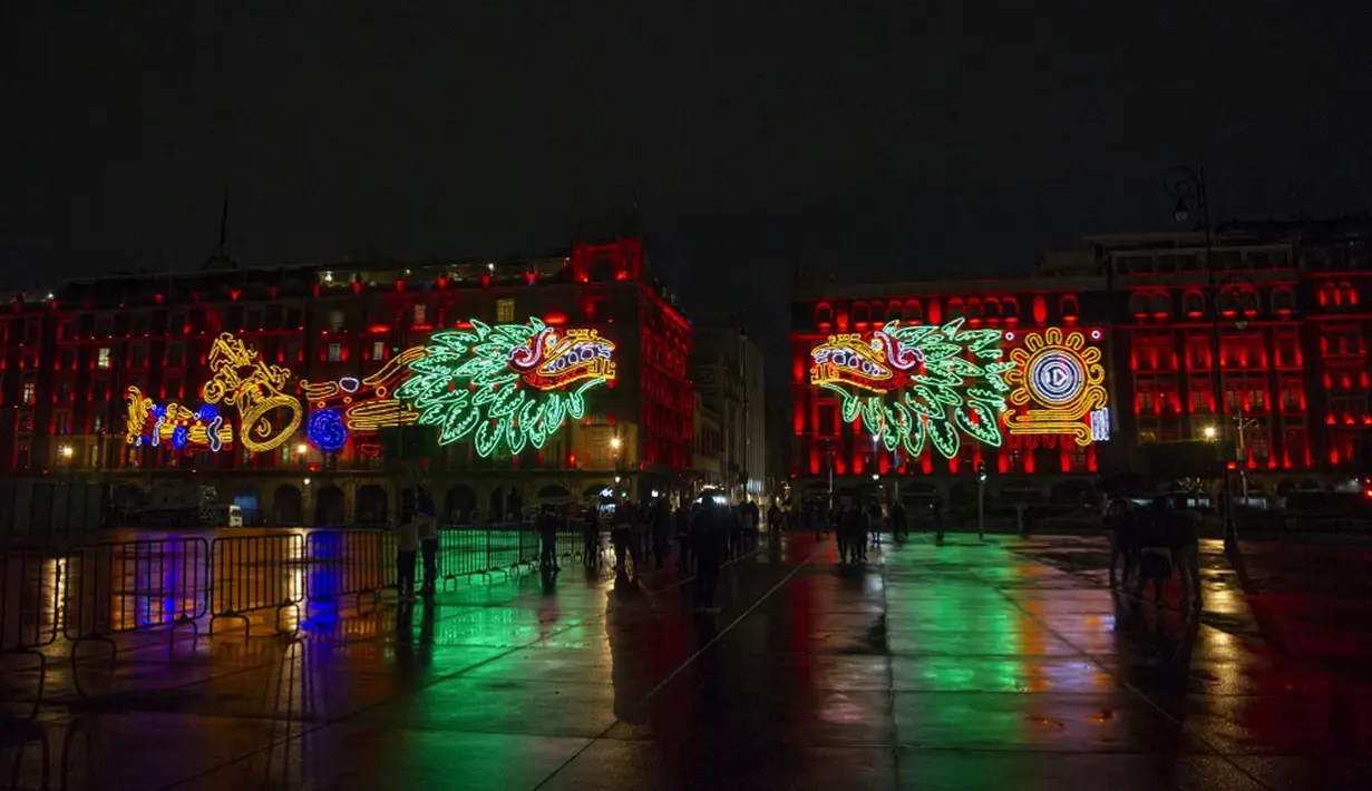 Dekorasi cahaya peringatan 500 tahun perlawanan Meksiko-Tenochtitlan terhadap Spanyol di Zocalo Square Mexico City, 12 Agustus 2021. Pada 13 Agustus, Meksiko akan memperingati 500 tahun "jatuhnya" ibu kota Aztec Tenochtitlan ke tangan para penakluk dan sekutu pribumi mereka. (CLAUDIO CRUZ/AFP)