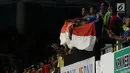 Suporter Timnas voli putra Indonesia membentangkan bendera saat  menyaksikan laga Indonesia melawan Jepang di Semifinal Kejuaraan Voli Asia 2017 di GOR Tri Dharma, Gresik, Senin (31/7). Indonesia kalah 3-0. (Liputan6.com/Helmi Fithriansyah)
