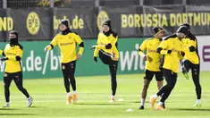 Pemain Borussia Dortmund saat sesi latihan jelang laga Liga Champions, Selasa (24/11/2020). Dortmund akan berhadapan dengan Club Brugge. (AP/Martin Meissner)