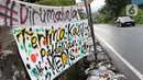 Pengendara mobil melintasi Jalan Raya Puncak, Kabupaten Bogor, Jawa Barat, Minggu (19/4/2020). Arus lalu lintas di kawasan Puncak lengang seiring penetapan status Pembatasan Sosial Skala Besar untuk Kabupaten dan Kota Bogor pada Rabu (15/4) lalu. (Liputan6.com/Helmi Fithriansyah)