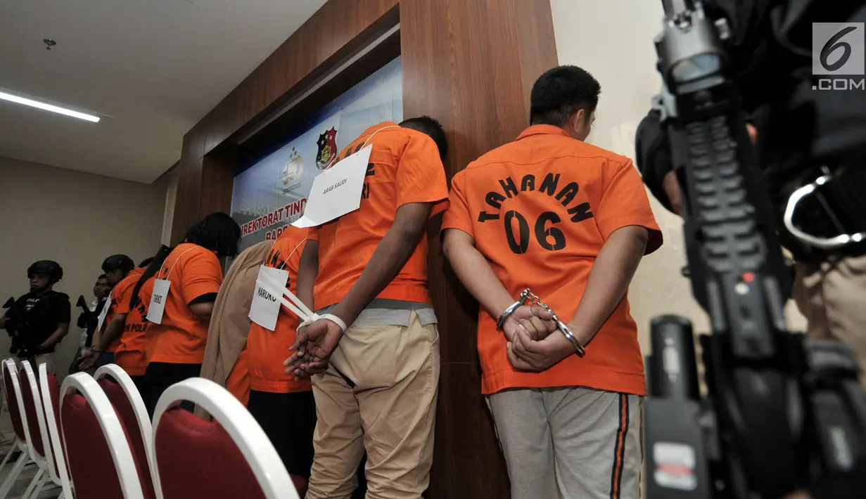 Para tersangka dihadirkan dalam rilis pengungkapan tindak pidana perdagangan orang (TPPO) di Gedung Bareskrim Polri, Jakarta, Selasa (9/4). Polisi membongkar kasus perdagangan orang jaringan Maroko, Suriah, Arab Saudi, dan Turki. (merdeka.com/Iqbal Nugroho)