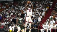 Jimmy Butler melepaskan tembakan saat membantu Miami Heat mengalahkan Milwaukee Bucks (AP)